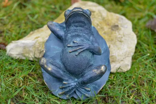 Artikelbild des Artikels “Relaxter Frosch auf Wasserlilienblatt – ca. 16 cm, Bronzeoptik “